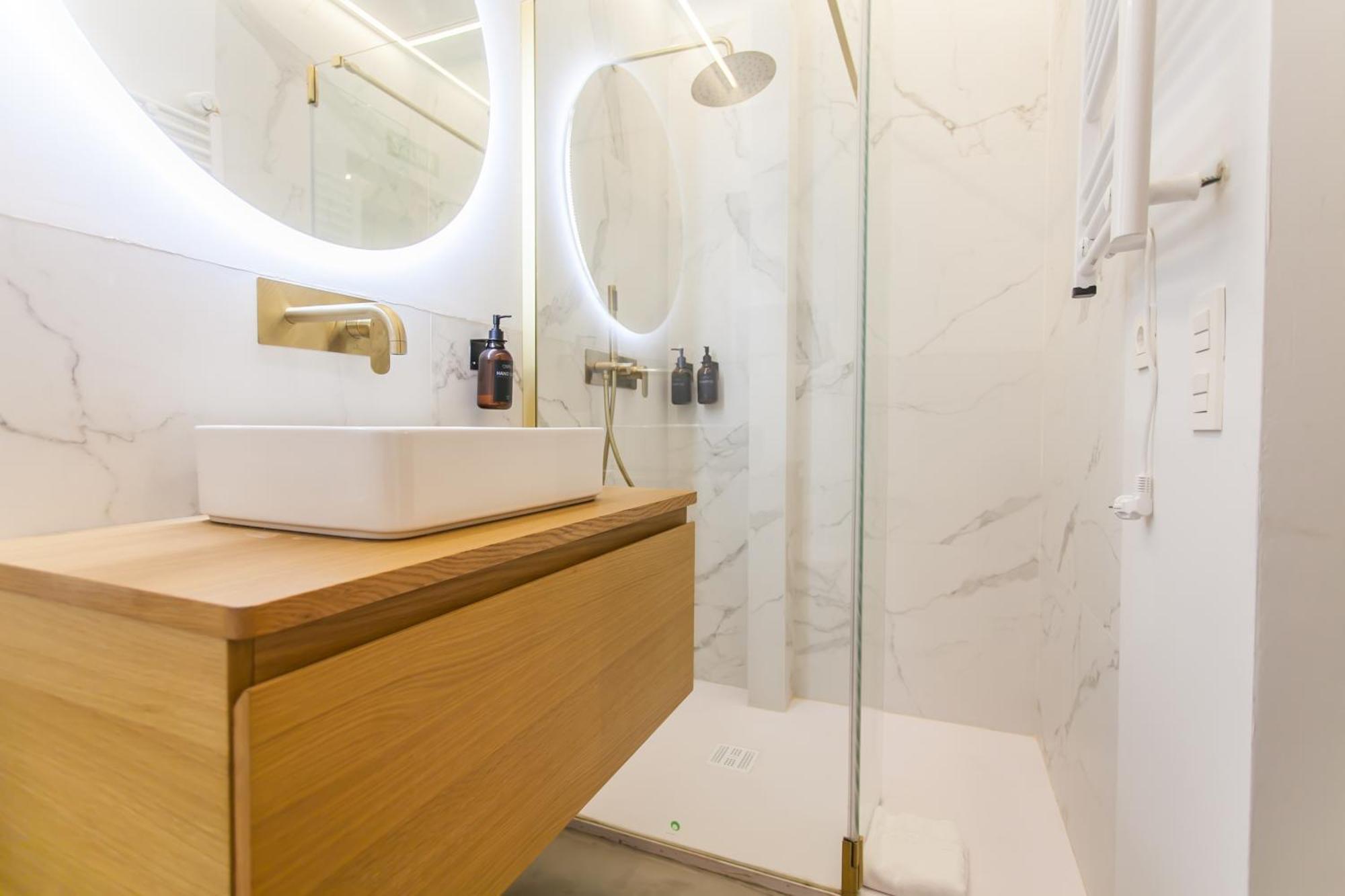 Guernica Luxury Duplex - Location, Light, And Art Apartment มาดริด ภายนอก รูปภาพ